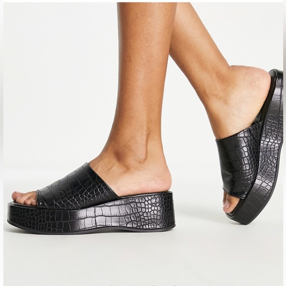 Monki Women’s Size 40 US 8.5 Black Vegan Leather Chunky Mule Faux Croc‎ Sandals - Picture 2 of 15